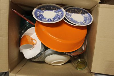 une boîte remplie d'assiettes et de bols
