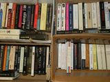 de nombreux livres qui se trouvent dans une boîte sur l'étagère