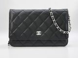 un sac-portefeuille Chanel en cuir matelassé noir avec une chaîne