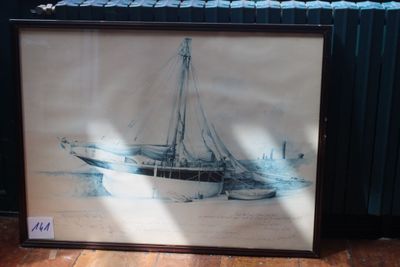 une photo d'un bateau posé par terre