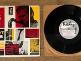 le disque est posé par terre à côté de l'album
