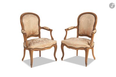 paire de fauteuils de style Louis XV à accoudoirs rembourrés