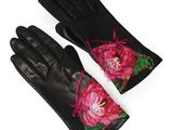 une paire de gants en cuir noir ornés de fleurs roses