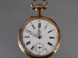 une montre de poche en or avec des chiffres romains sur le cadran