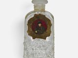 une bouteille en verre dans laquelle se trouve l'image d'une femme