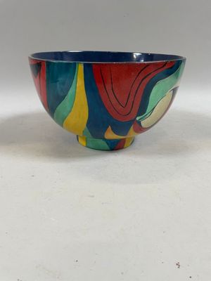 Un BOL en bois laqué polychrome à décor géométrique.