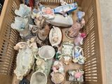 un panier rempli d'objets divers posé par terre