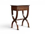 une vieille table en bois surmontée d'un tiroir