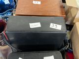 Plusieurs valises sont empilées les unes sur les autres sur une table