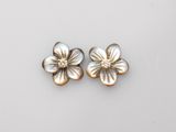 une paire de boucles d'oreilles en forme de fleur, en or et en nacre