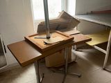 un bureau avec un ordinateur dans le coin d'une pièce
