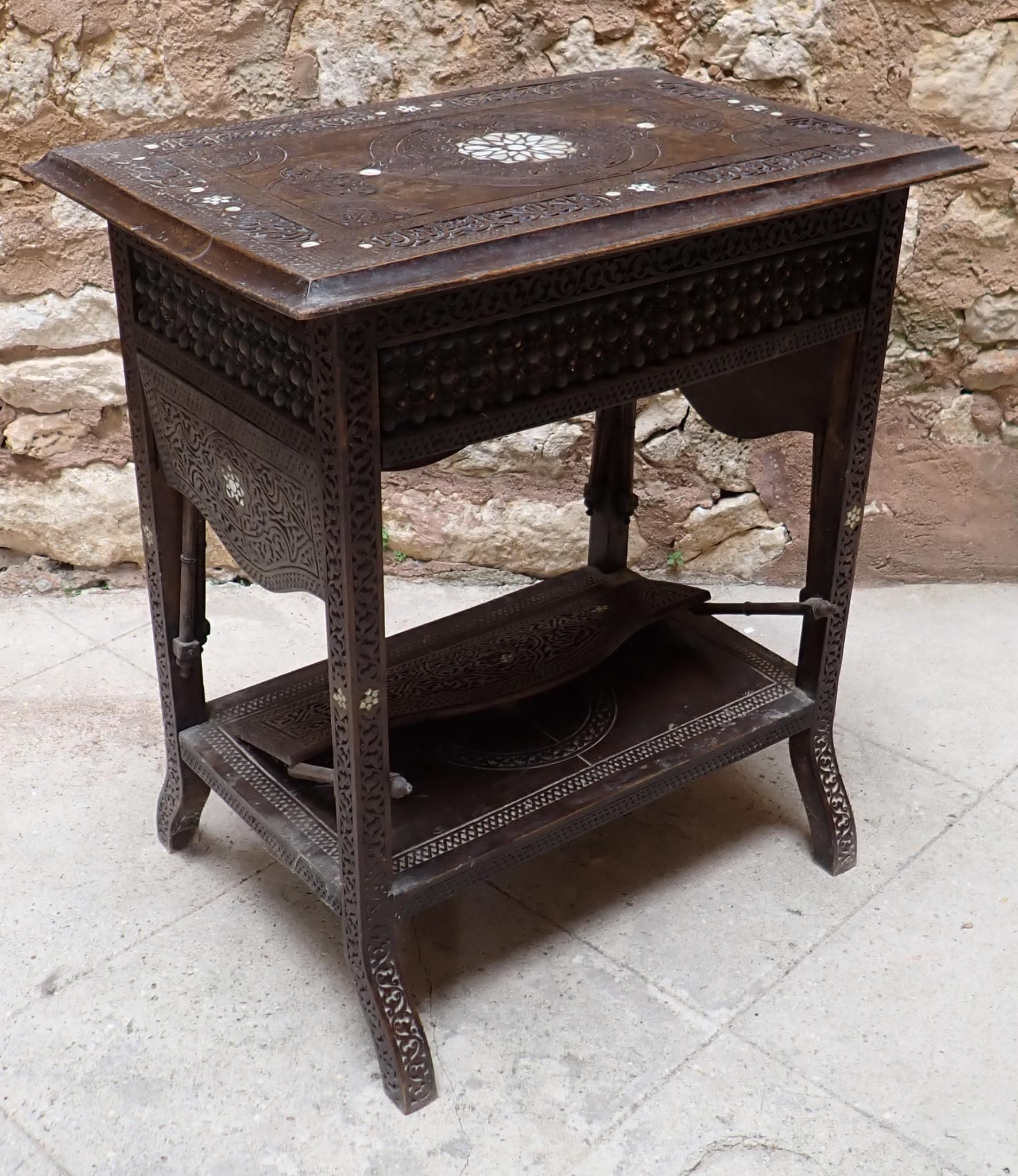 Table de salon ou table à thé en bois naturel moulure et sculpté et incrusté de nacre à décor de calligraphie arabe, ...