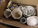 une boîte en carton remplie de tasses et de soucoupes