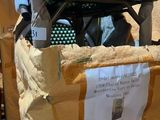 une boîte en carton sur laquelle est posée une chaise et à laquelle est accrochée une pancarte