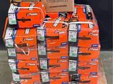 une palette remplie de cartons orange contenant des articles de toilette