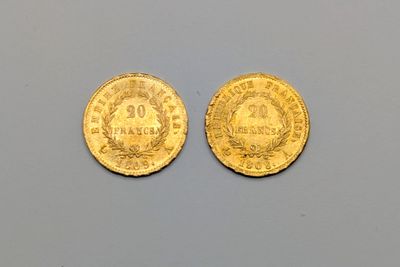 deux pièces d'or, l'une ornée d'une couronne et l'autre d'une couronne