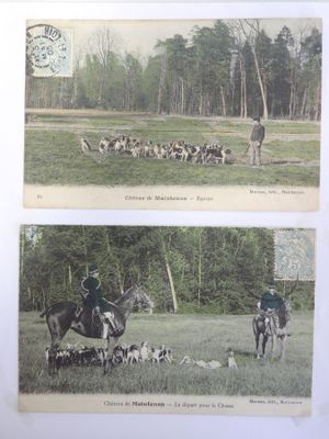 deux photos d'un homme à cheval, entouré d'une meute de chiens