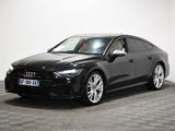 La nouvelle voiture à transmission intégrale d'Audi est exposée dans un showroom.