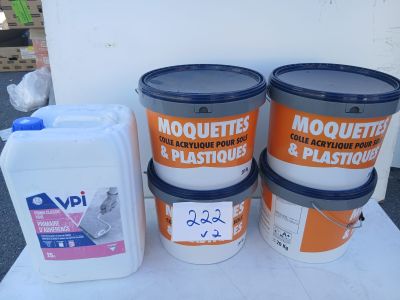 trois seaux remplis de moquettette et de plastique posés sur une table