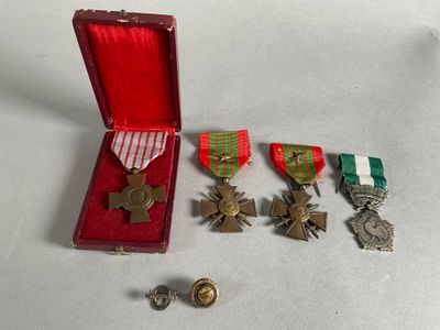 Ensemble de 6 décorations militaires, comprenant :