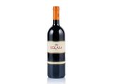 une bouteille de vin rouge posée sur une table blanche