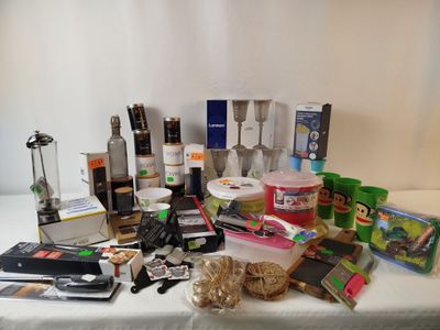 une table sur laquelle se trouvent de nombreux objets de toutes sortes