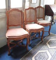 SUITE DE TROIS CHAISES en hêtre mouluré et sculpté de fleure…