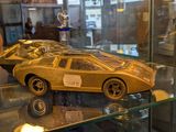 une maquette en or d'une voiture exposée dans une vitrine