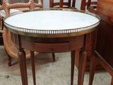 une petite table avec un miroir dans une pièce