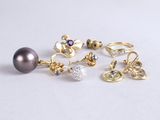 trois paires de boucles d'oreilles ornées de perles et de diamants sur un fond blanc