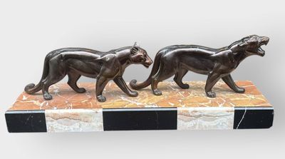 paire de lions en bronze sur socle de marbre, sur fond blanc