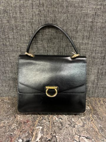 CELINE, Paris -Sac à main à une anse en cuir lisse noir dans un s...