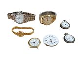 plusieurs modèles différents de montres et de bracelets posés sur un fond blanc