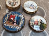 quatre petites assiettes ornées de photos de personnes, posées sur une table