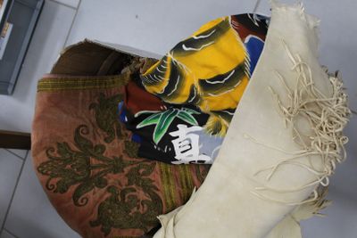 une paire de bottes posée sur une table