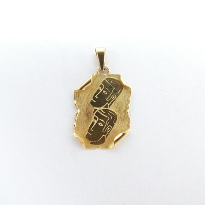 pendentif plaqué or jaune sur lequel est gravé « i love you »