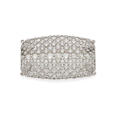 gros plan d'une bague en diamant sur fond blanc