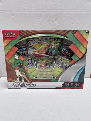 La boîte du jeu de cartes Pokémon est ouverte et prête à l'emploi.