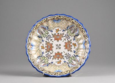 une assiette bleue et blanche ornée d'un motif floral