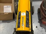 une machine jaune posée sur le sol