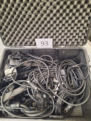 une valise remplie de fils et de câbles qui s'y trouvent