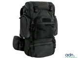 l'arrière d'un grand sac à dos noir sur fond blanc