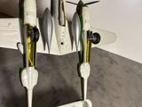 une petite maquette d'avion exposée dans une pièce