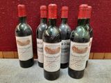 quatre bouteilles de vin sont alignées sur une table