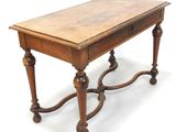 une petite table en bois avec un tiroir en dessous