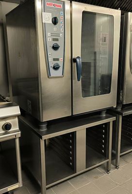 de nombreux fours en acier inoxydable alignés dans une cuisine