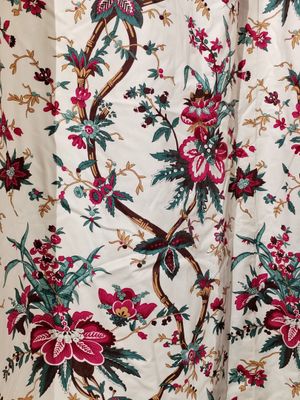 un gros plan sur une robe à fleurs ornée d'un oiseau