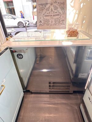 une image d'une cuisine avec un réfrigérateur et un comptoir