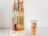 un flacon de parfum à côté d'un petit flacon de parfum