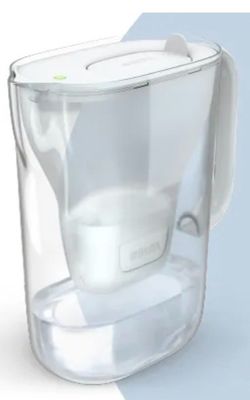 une carafe posée sur un fond bleu et blanc